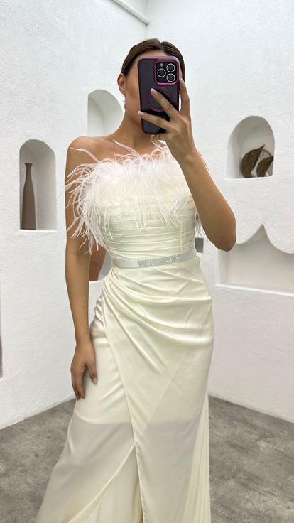 فستان سهرة أبيض من الساتان مزين بتفاصيل من الريش وحزام منسدل