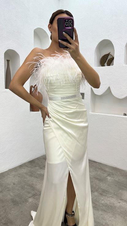 فستان سهرة أبيض من الساتان مزين بتفاصيل من الريش وحزام منسدل