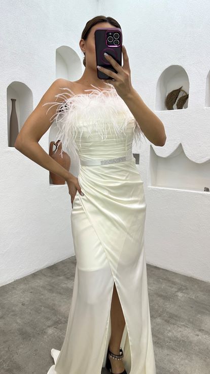 فستان سهرة أبيض من الساتان مزين بتفاصيل من الريش وحزام منسدل