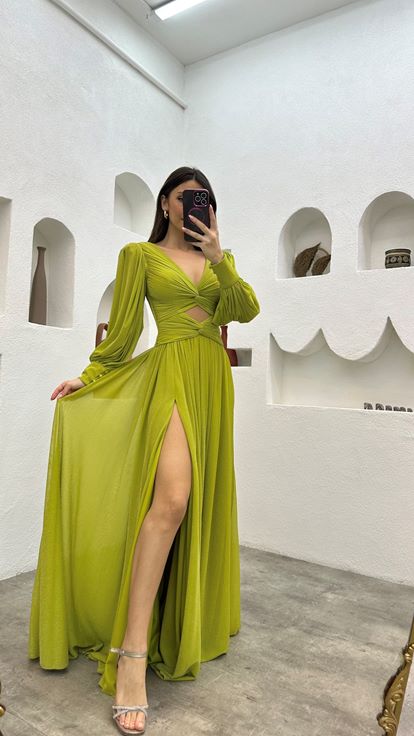 Vestido de noche drapeado con purpurina con detalle amarillo en la cintura