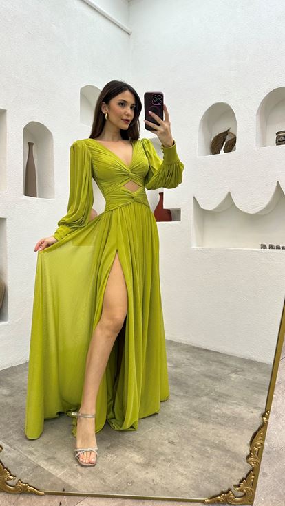 Vestido de noche drapeado con purpurina con detalle amarillo en la cintura