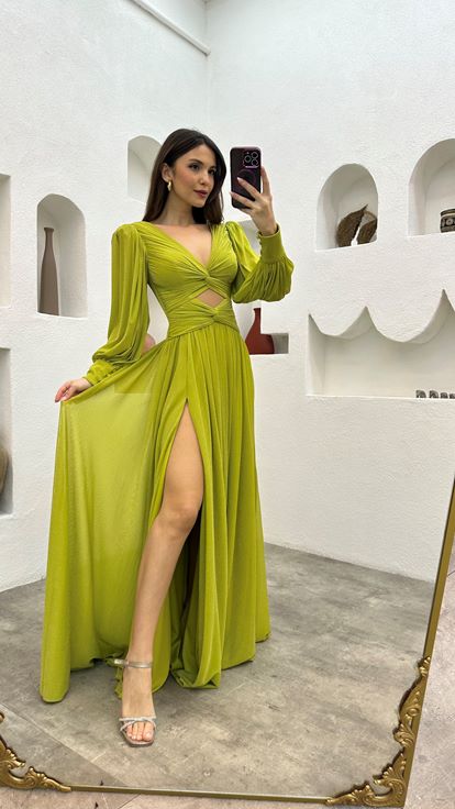 Vestido de noche drapeado con purpurina con detalle amarillo en la cintura