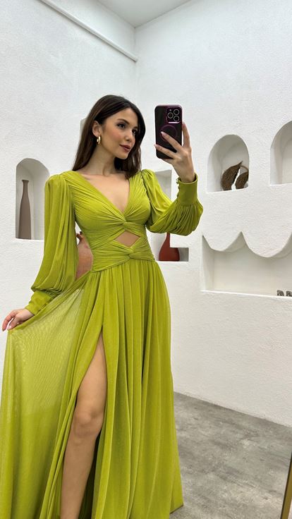 Vestido de noche drapeado con purpurina con detalle amarillo en la cintura