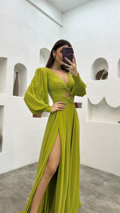 Vestido de noche drapeado con purpurina con detalle amarillo en la cintura