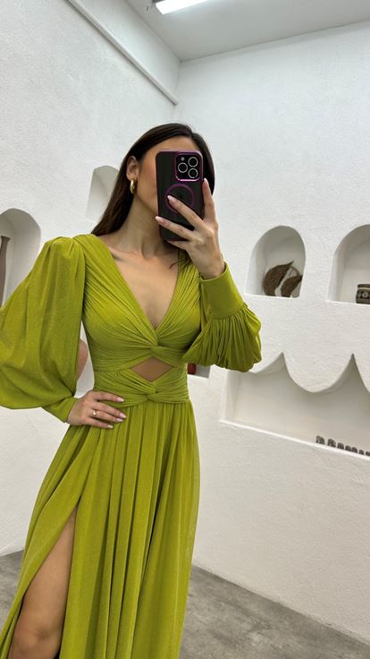 Vestido de noche drapeado con purpurina con detalle amarillo en la cintura