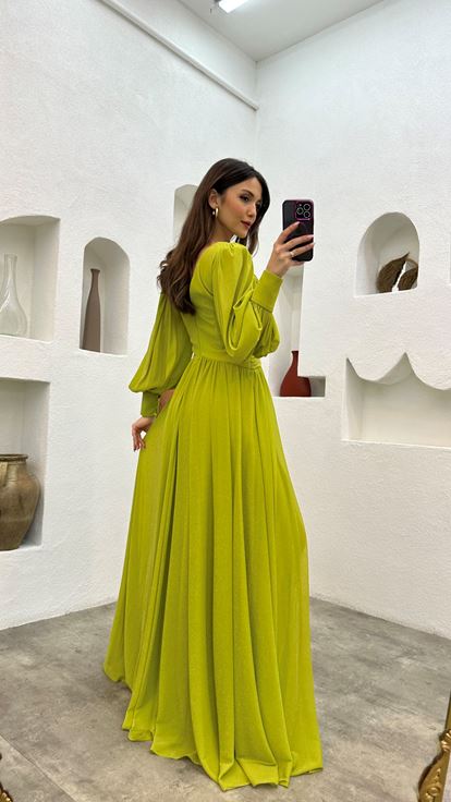 Vestido de noche drapeado con purpurina con detalle amarillo en la cintura