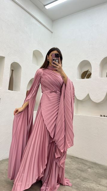 Vestido de noche de satén plisado de un hombro en polvo