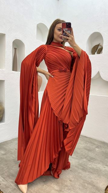 Fliesenfarbenes  plissiertes  schulterfreies Abendkleid aus Satin