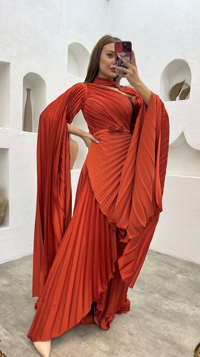 One-Shoulder-Abendkleid aus Satin mit Plisseefalten