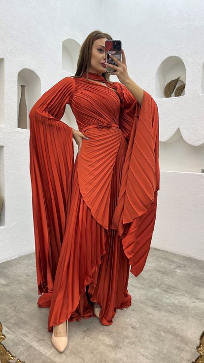 One-Shoulder-Abendkleid aus Satin mit Plisseefalten