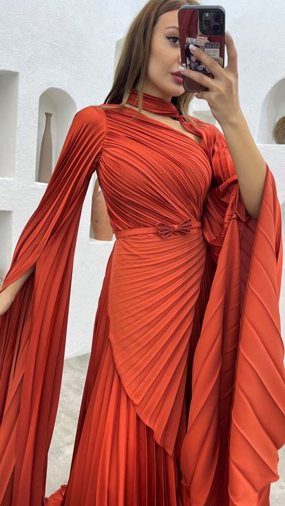 One-Shoulder-Abendkleid aus Satin mit Plisseefalten