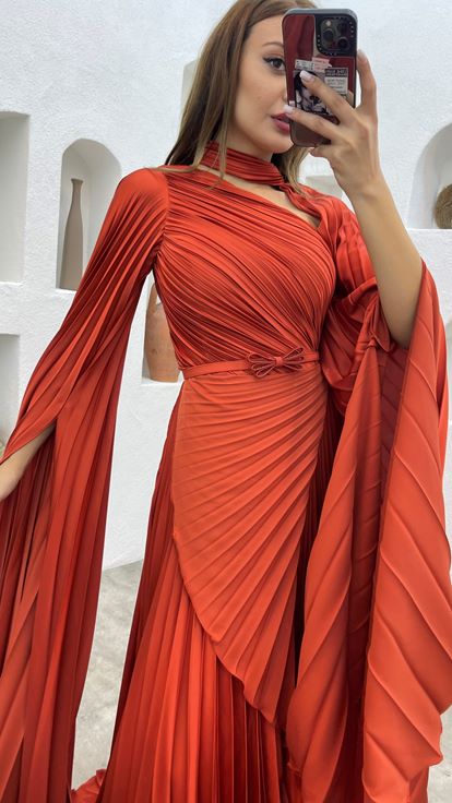 One-Shoulder-Abendkleid aus Satin mit Plisseefalten