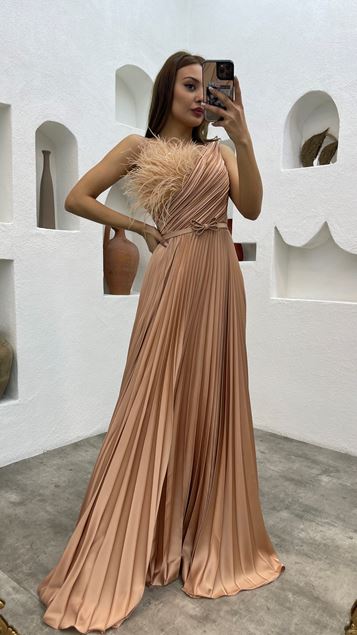 Vestido de noche plisado beige con detalle de plumas con cinturón