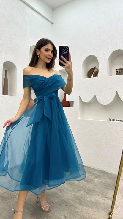 Türkisfarbenes  tailliertes Tüll Abendkleid mit U Boot Ausschnitt