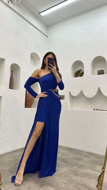 Saks Abendkleid mit Taillendetail und Kettenapplikation