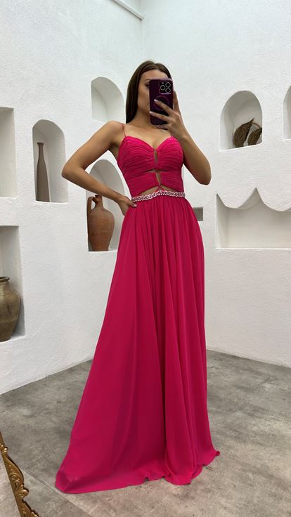 فستان سهرة مطرز بأشرطة رفيعة وقصة منسدلة باللون الفوشيا