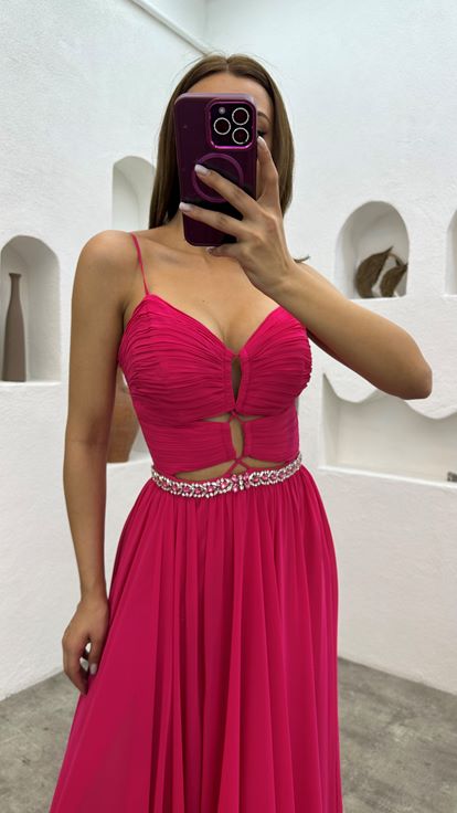 فستان سهرة مطرز بأشرطة رفيعة وقصة منسدلة باللون الفوشيا