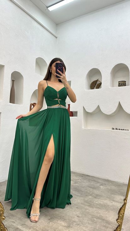 Vestido de noche verde esmeralda con tirantes  drapeado y bordados