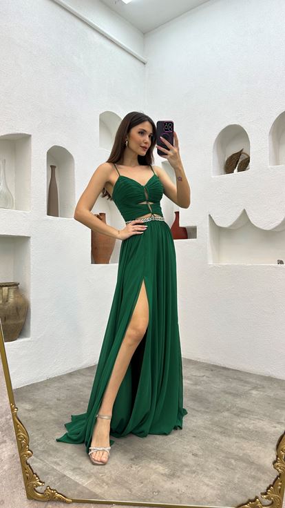 Vestido de noche verde esmeralda con tirantes  drapeado y bordados