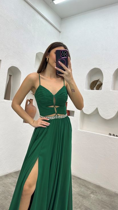 Vestido de noche verde esmeralda con tirantes  drapeado y bordados