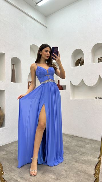 Abito da sera color indaco con spalline sottili  drappeggiato e ricamato 