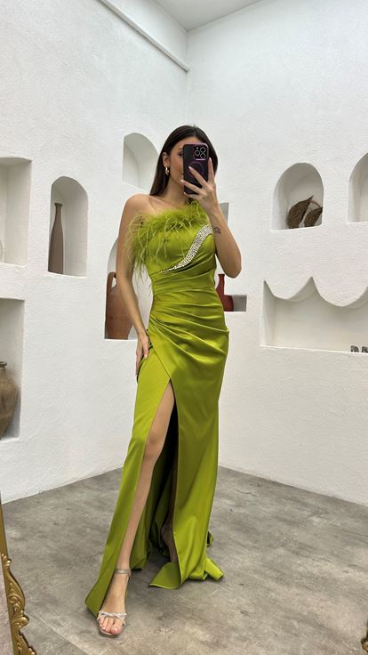 Vestido de noche de satén verde con detalles de plumas