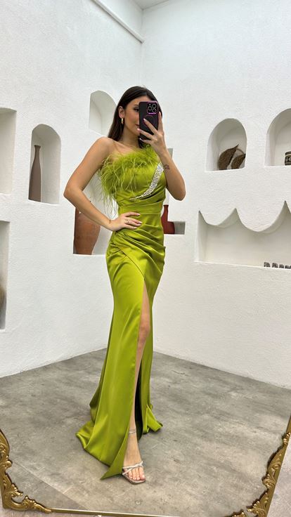 Vestido de noche de satén verde con detalles de plumas