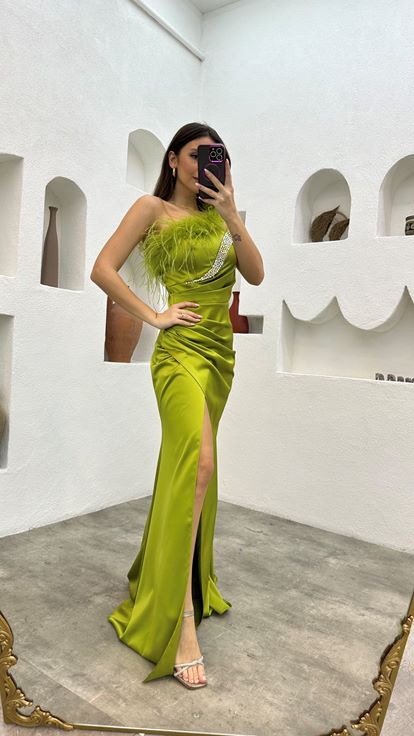 Vestido de noche de satén verde con detalles de plumas