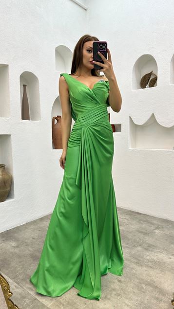 Robe de soirée en satin drapée brodée verte