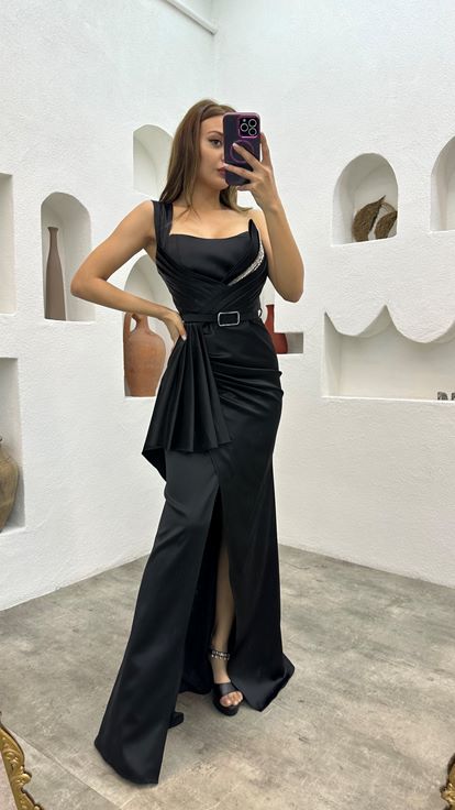 فستان سهرة أسود مطرز ومكشكش من الساتان