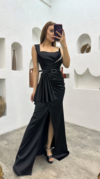 فستان سهرة أسود مطرز ومكشكش من الساتان