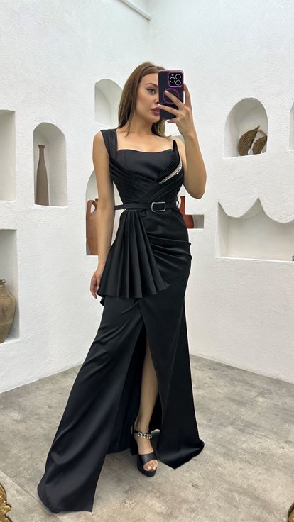 فستان سهرة أسود مطرز ومكشكش من الساتان