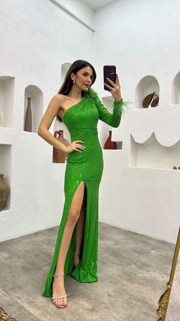 Grünes, einärmliges Abendkleid mit Federn und Pailletten