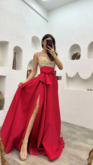 Abito da sera in raso con cintura ricamato rosso