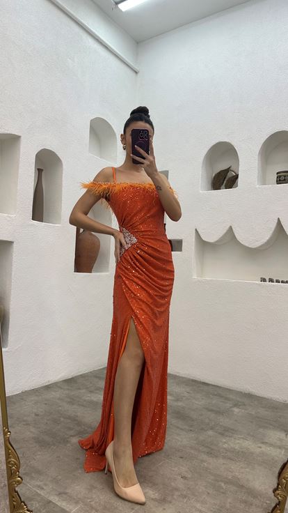 فستان سهرة مطرز بحزام حبل برتقالي مزين بالريش