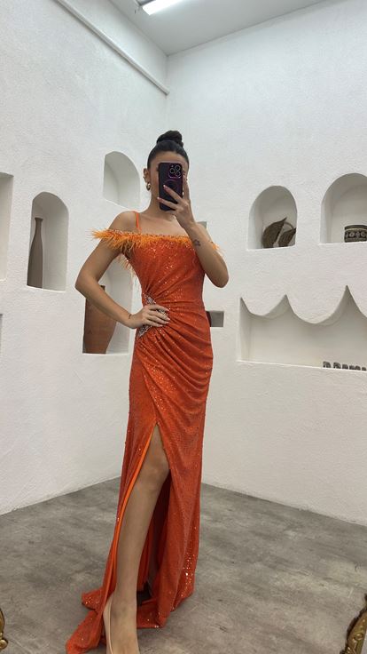 فستان سهرة مطرز بحزام حبل برتقالي مزين بالريش