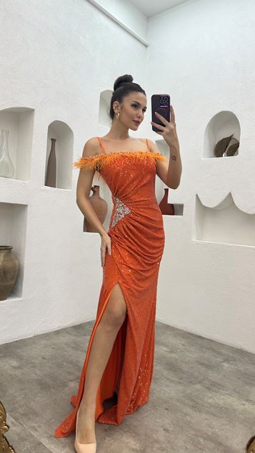Vestido de noche de lentejuelas con detalle de plumas bordadas con correa de cuerda naranja