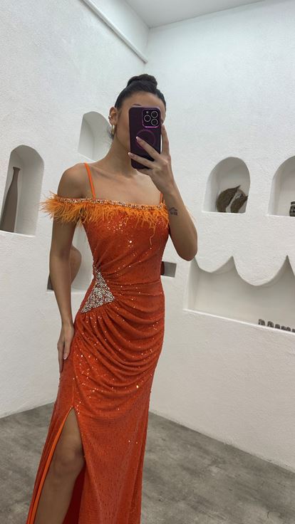 فستان سهرة مطرز بحزام حبل برتقالي مزين بالريش