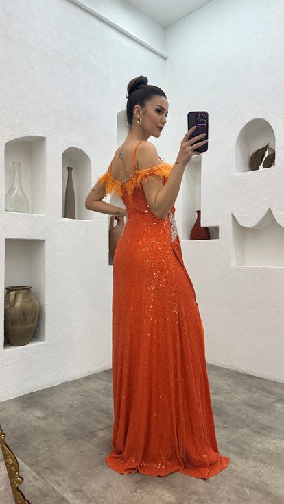 فستان سهرة مطرز بحزام حبل برتقالي مزين بالريش