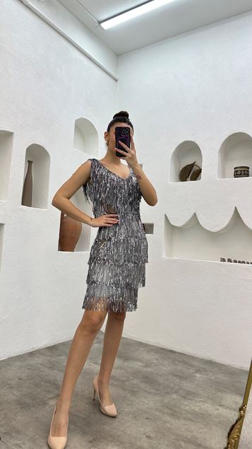 Abito da sera grigio con frange con dettaglio in vita