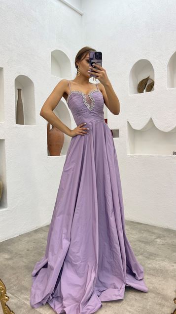 Vestido de noche bordado con correa de cuerda lila