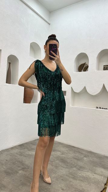 Vestido de noche con flecos con detalle de cintura esmeralda
