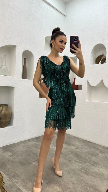 فستان سهرة بتفاصيل خصر زمردية