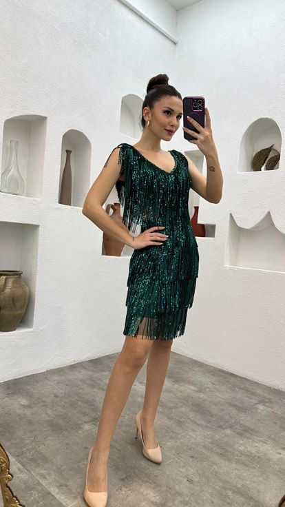 فستان سهرة بتفاصيل خصر زمردية