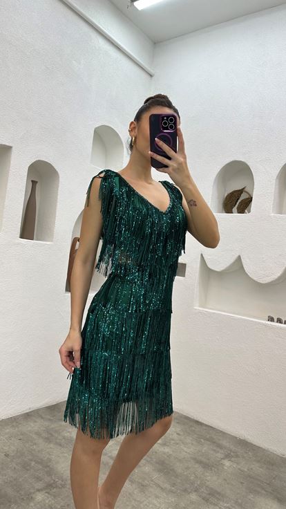 فستان سهرة بتفاصيل خصر زمردية