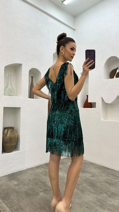 فستان سهرة بتفاصيل خصر زمردية