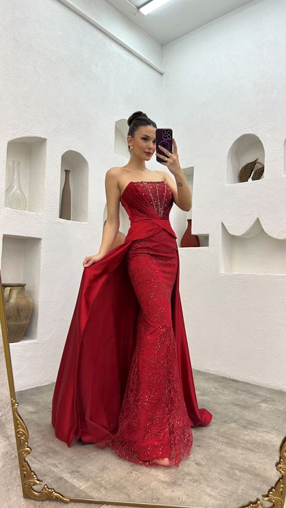 Kırmızı İşlemeli Drapeli Straplez Saten Abiye Elbise