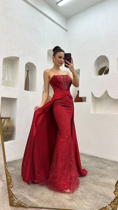 Kırmızı İşlemeli Drapeli Straplez Saten Abiye Elbise