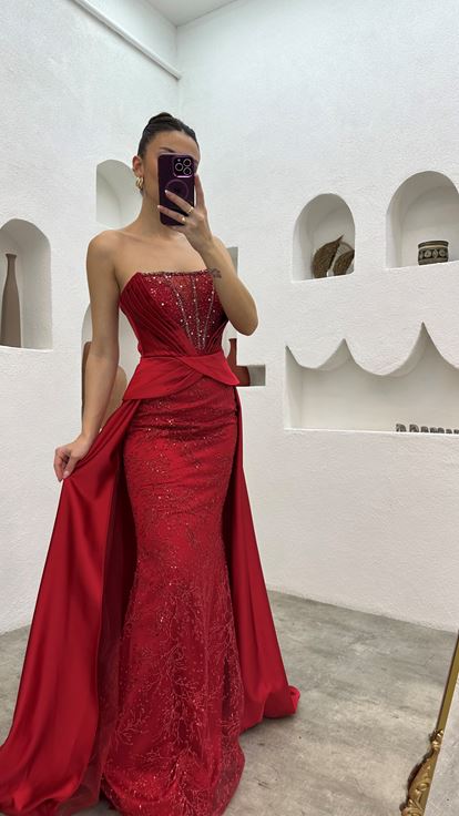 Kırmızı İşlemeli Drapeli Straplez Saten Abiye Elbise