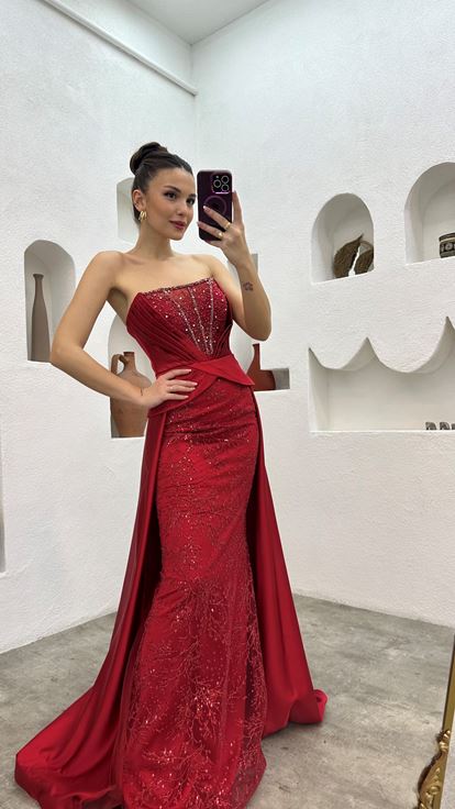 Kırmızı İşlemeli Drapeli Straplez Saten Abiye Elbise